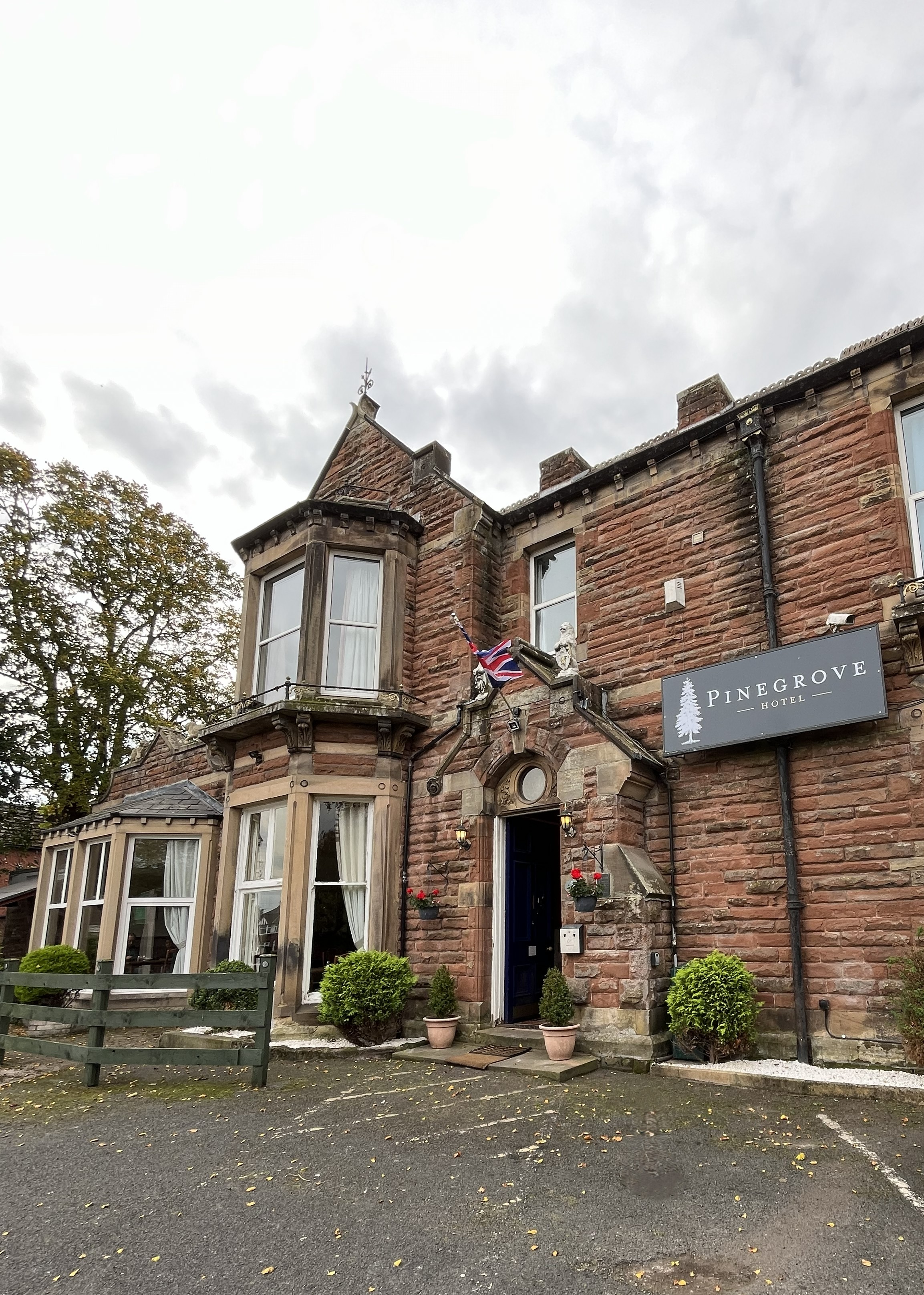 Pinegrove Hotel